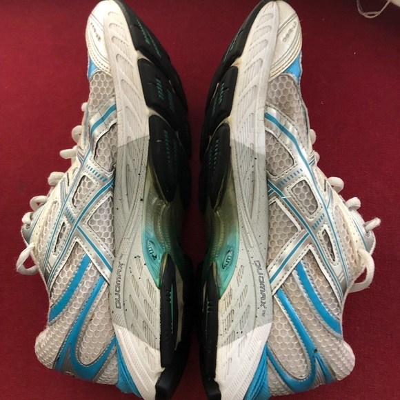 ASICS women’s white and blue size 7.5 athletic shoes. - Picture 5 of 7